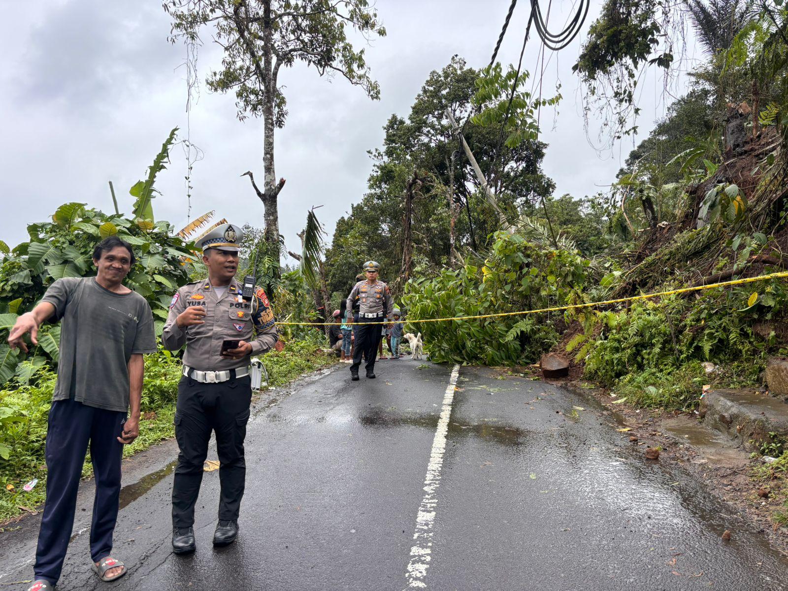 Pasca Longsor, Sat Lantas Polres Karangasem Tingkatkan Kewaspadaan di Jalur Rawan Bencana