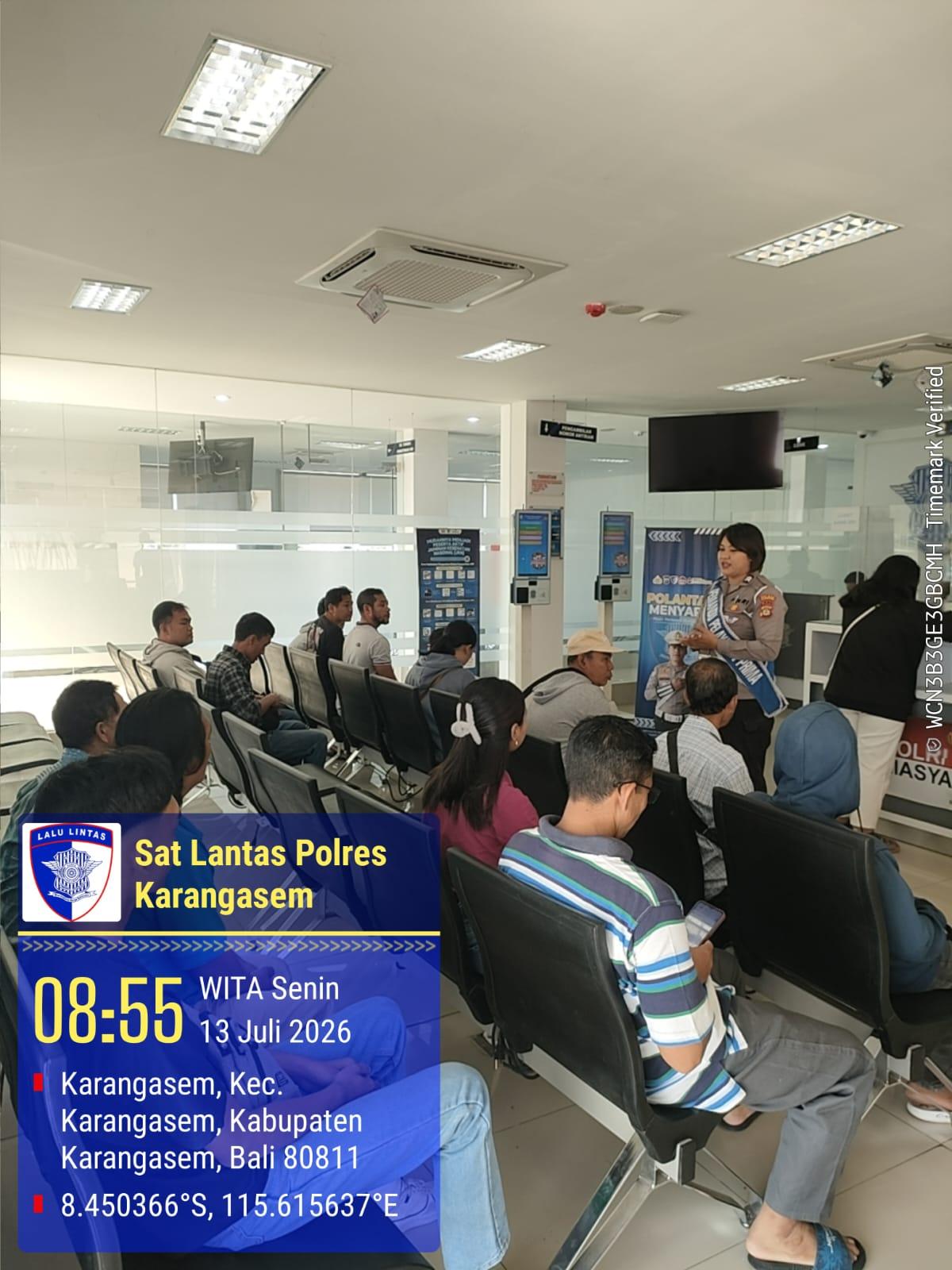 Polwan Pemandu Pelayanan Satpas Polres Karangasem Laksanakan Pelayanan Prima dan Terpadu kepada Masyarakat