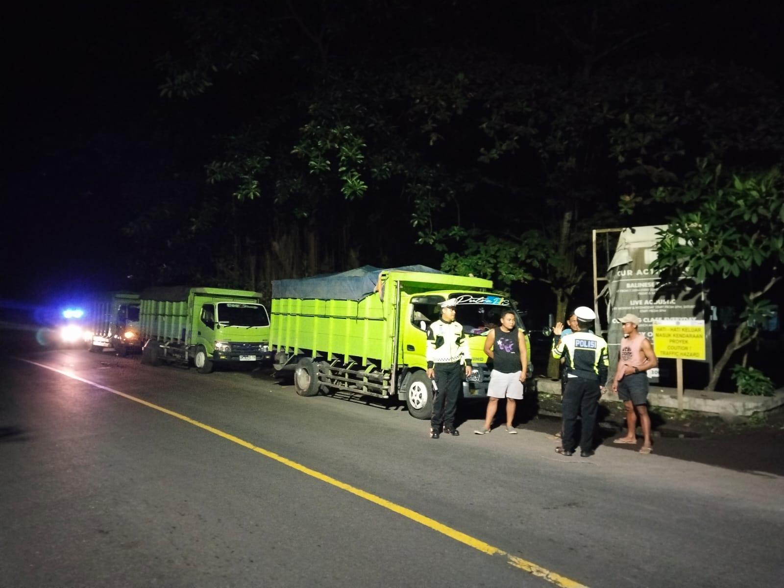 Unit Turjagwali Polres Karangasem Lakukan Patroli Blue Light Patrol dan Himbauan Parkir Truk