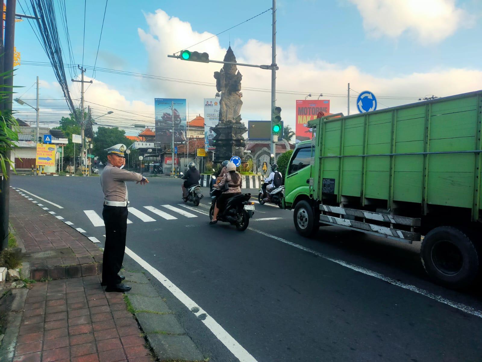 Personil Lantas Laksanakan Gatur Pagi Demi Ketertiban Dan Kelancaran Arus Lalin Di Ktl 1 Subagan