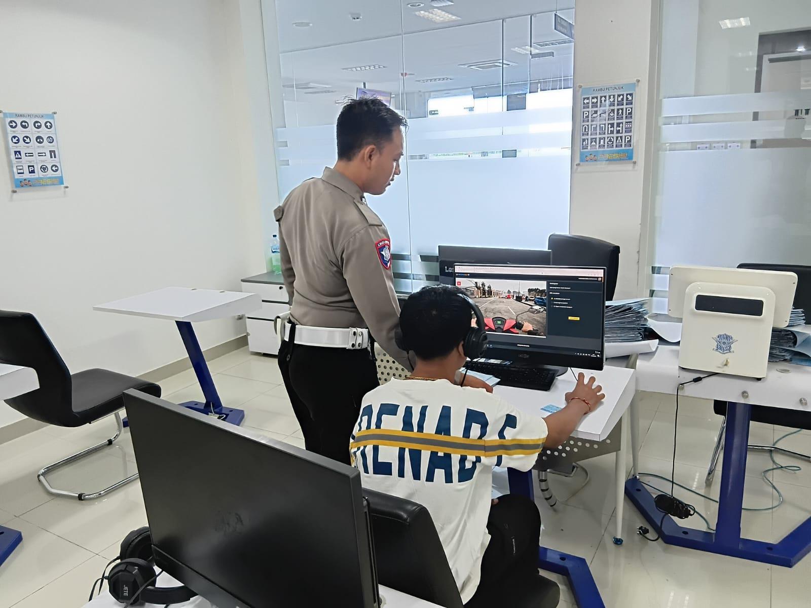 Personil Lantas Laksanakan Teori Avis Komputerisasi Bagi Pemohon SIM Baru