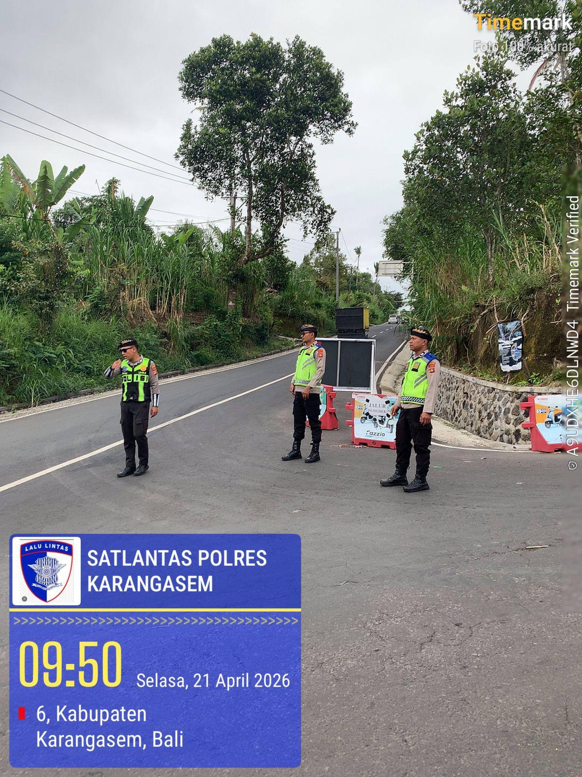 Satuan Lalulintas Polres Karangasem Laksanakan Pengamanan Ida Betara Turun Kabeh