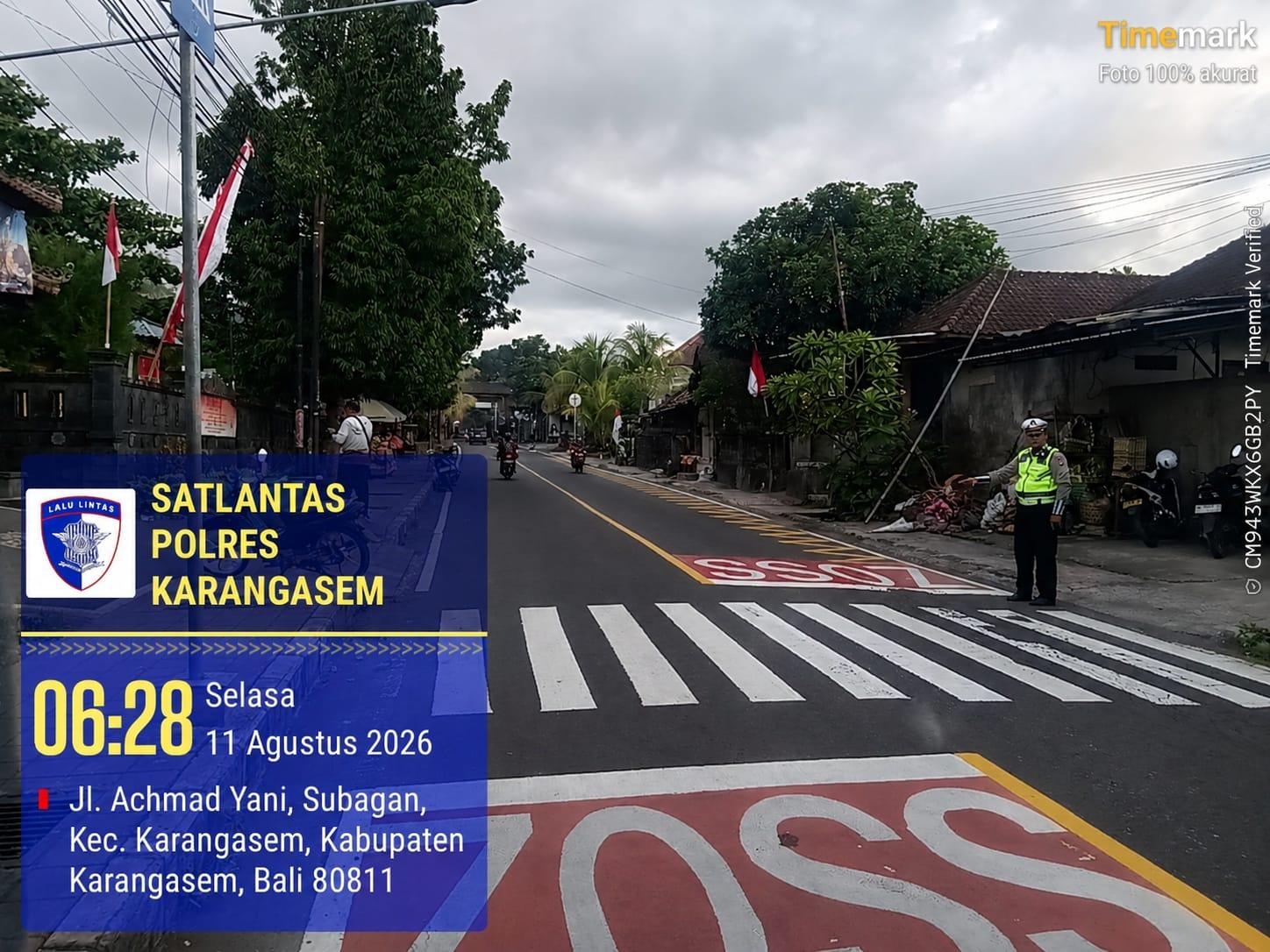 Antisipasi Kecelakaan Terhadap Pelajar, Anggota Lantas Polres Karangasem Laksanakan Penyebrangan Pelajar Sekolah