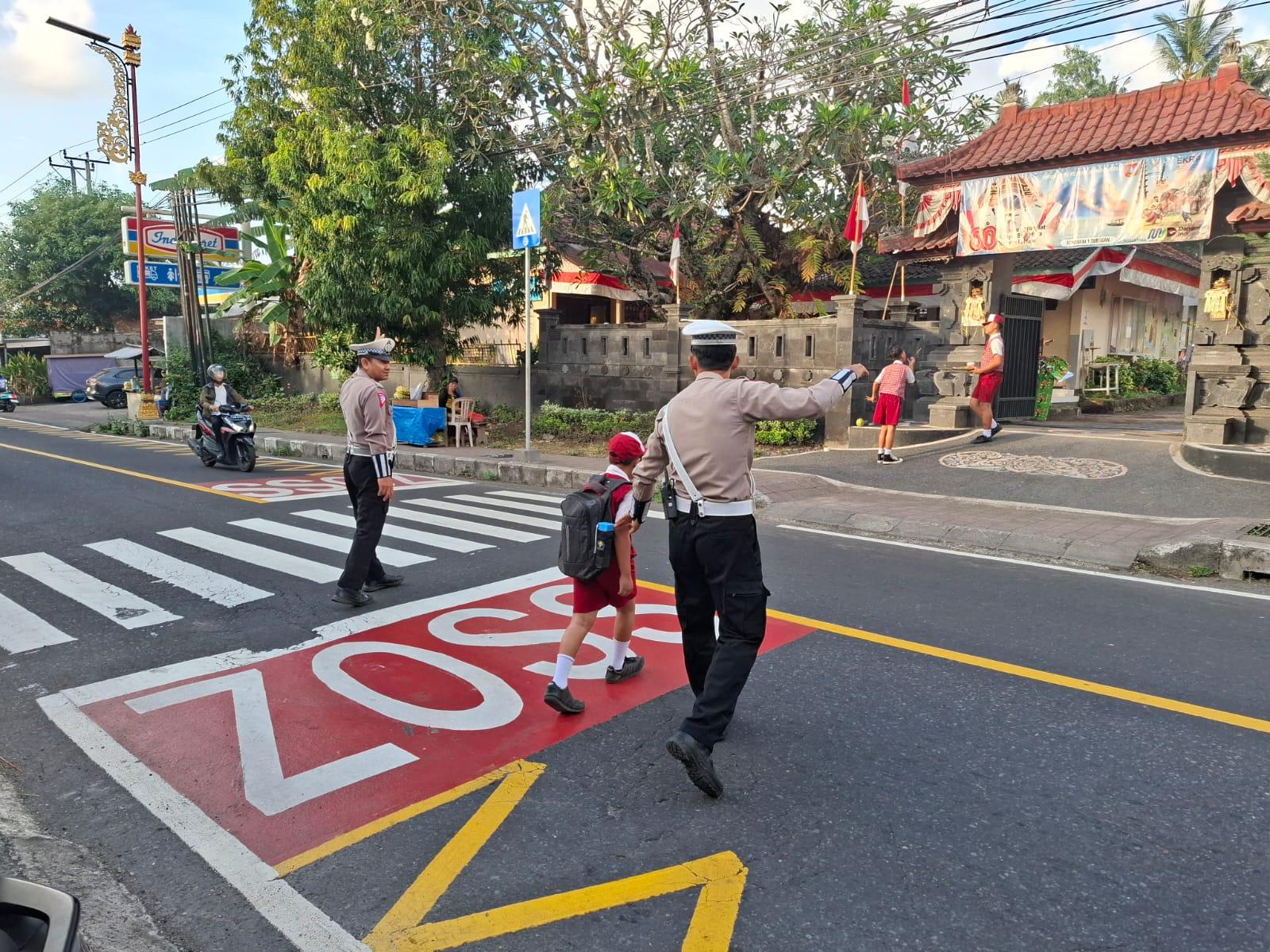 Antisipasi Kecelakaan Terhadap Pelajar, Anggota Lantas Polres Karangasem Laksanakan Penyebrangan Pelajar Sekolah