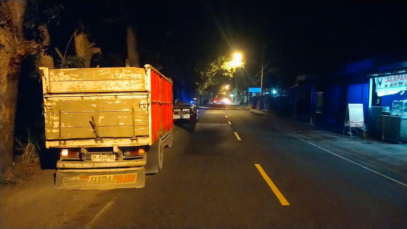 Atensi Para Sopir Truk, Satlantas Polres Karangasem Himbau Tidak Parkir di Bahu Jalan