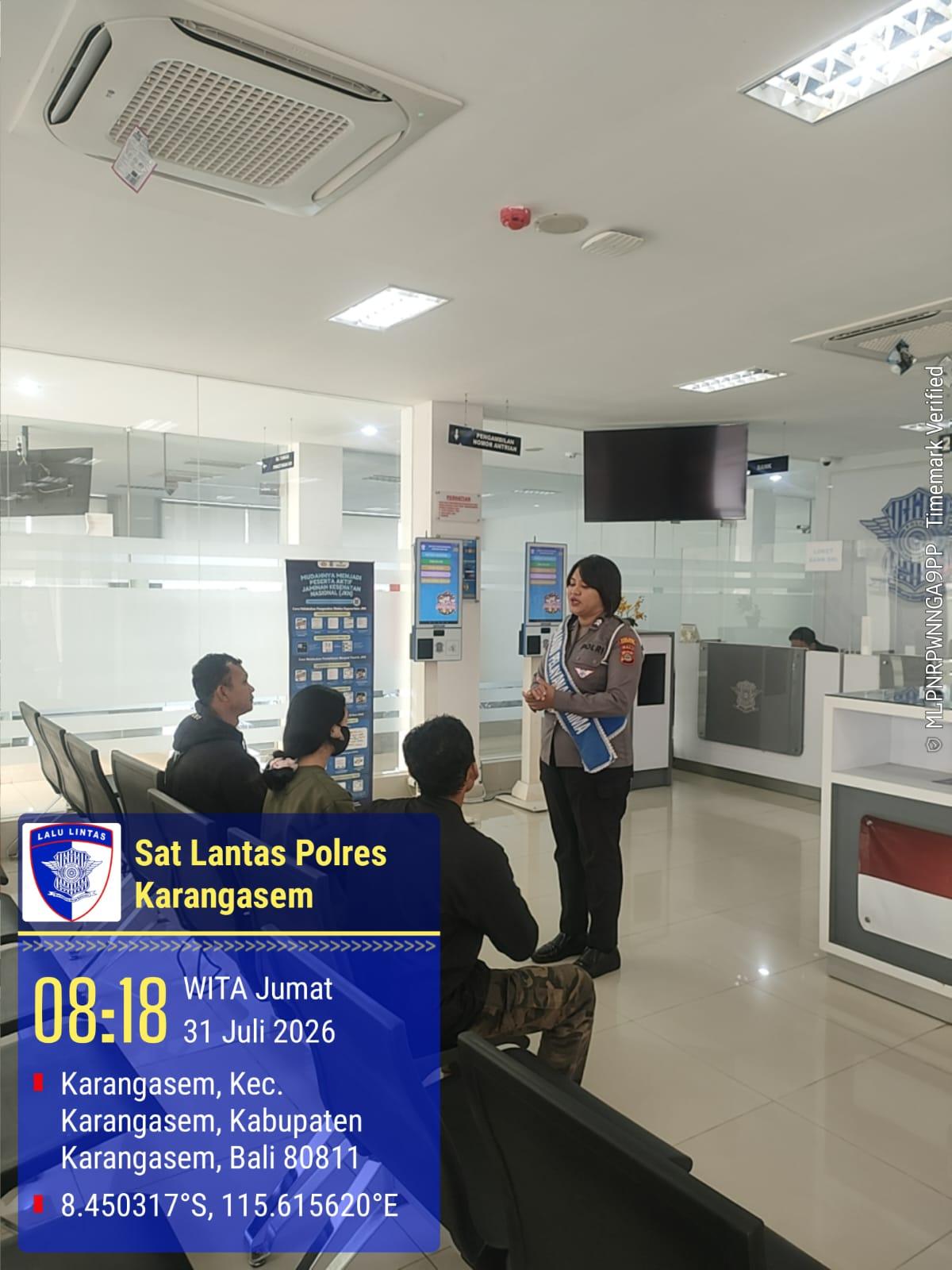 Pemandu Pelayanan Satpas Polres Karangasem Laksanakan Pelayanan Prima dan Terpadu kepada Masyarakat