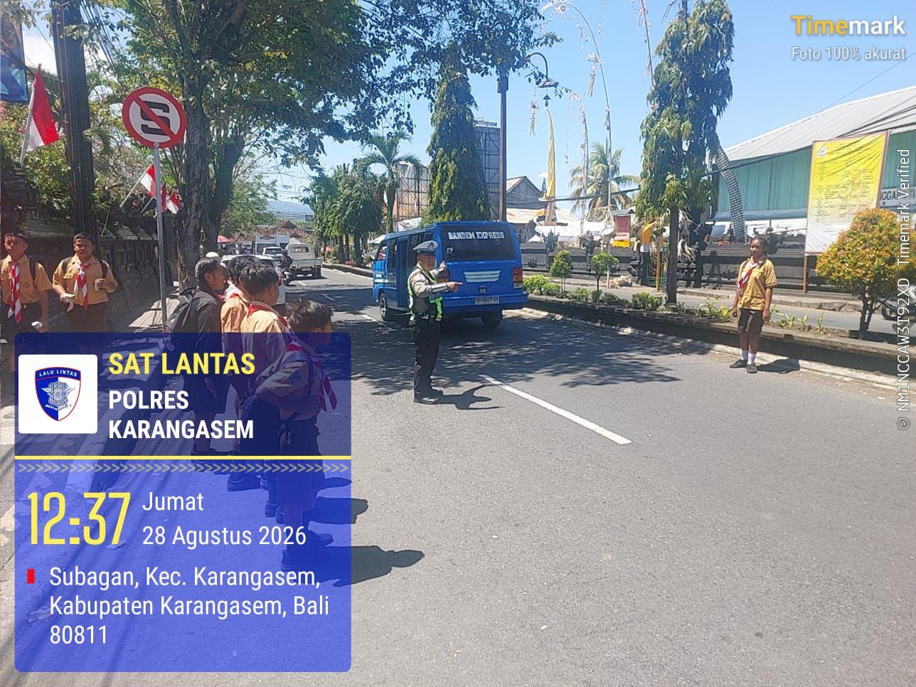 Anggota Lantas Polres Karangasem Laksanakan Penyebrangan Pelajar SMP N 2 Amlapura