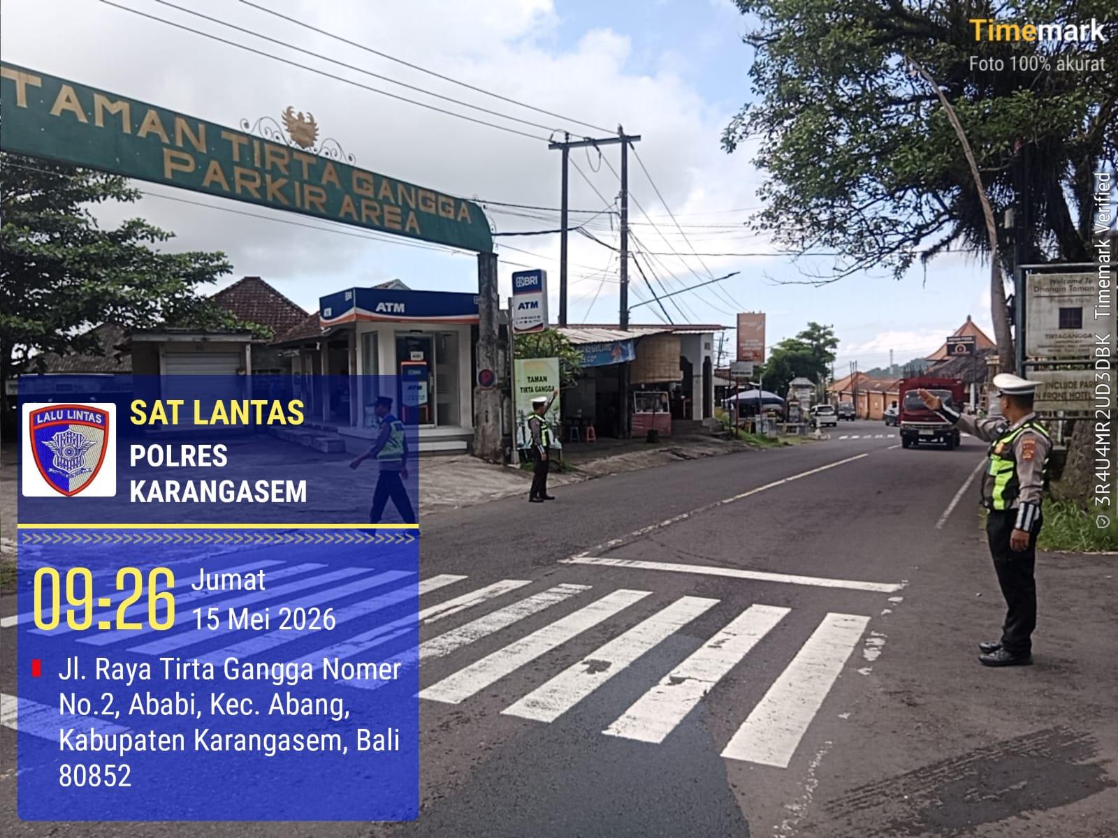 Sat Lantas Melaksanakan Pengamanan di Obyek Wisata Tirtagangga   