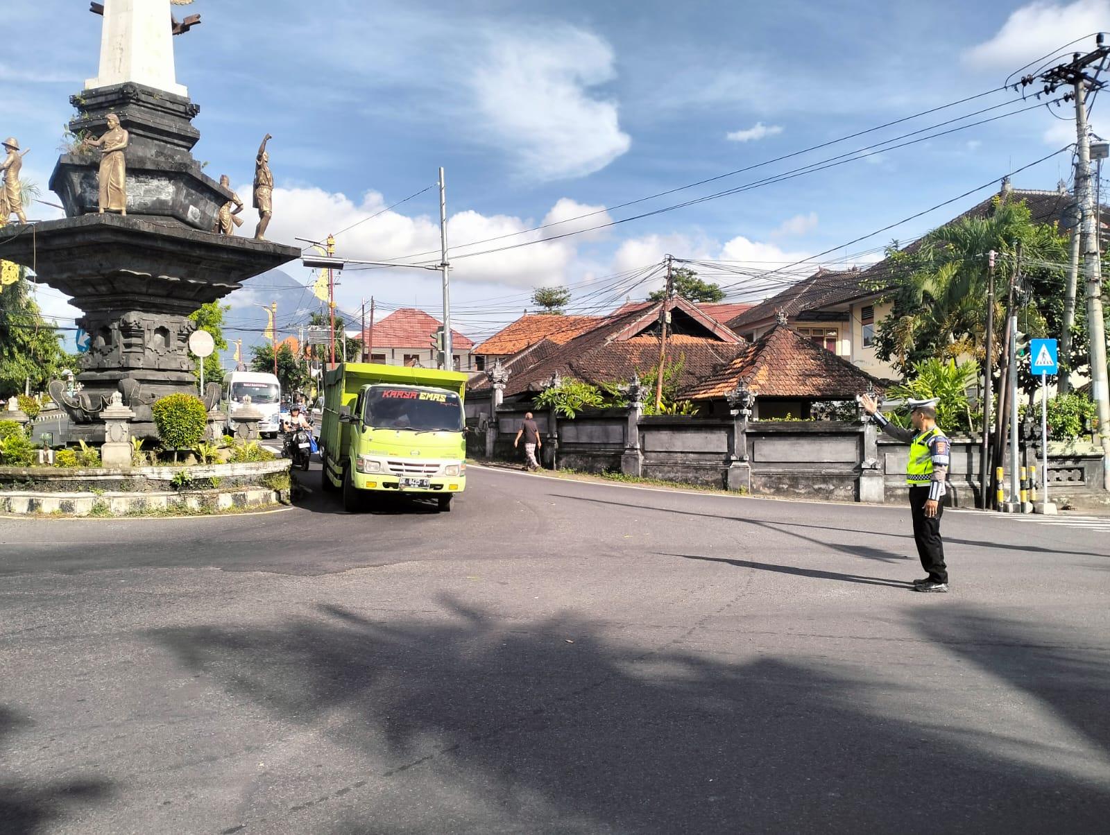 Agar Terciptanya Kelancaran Lalu Lintas Personil Lantas Melaksanakan Penjagaaan Dan Pengaturan di Ktl 2