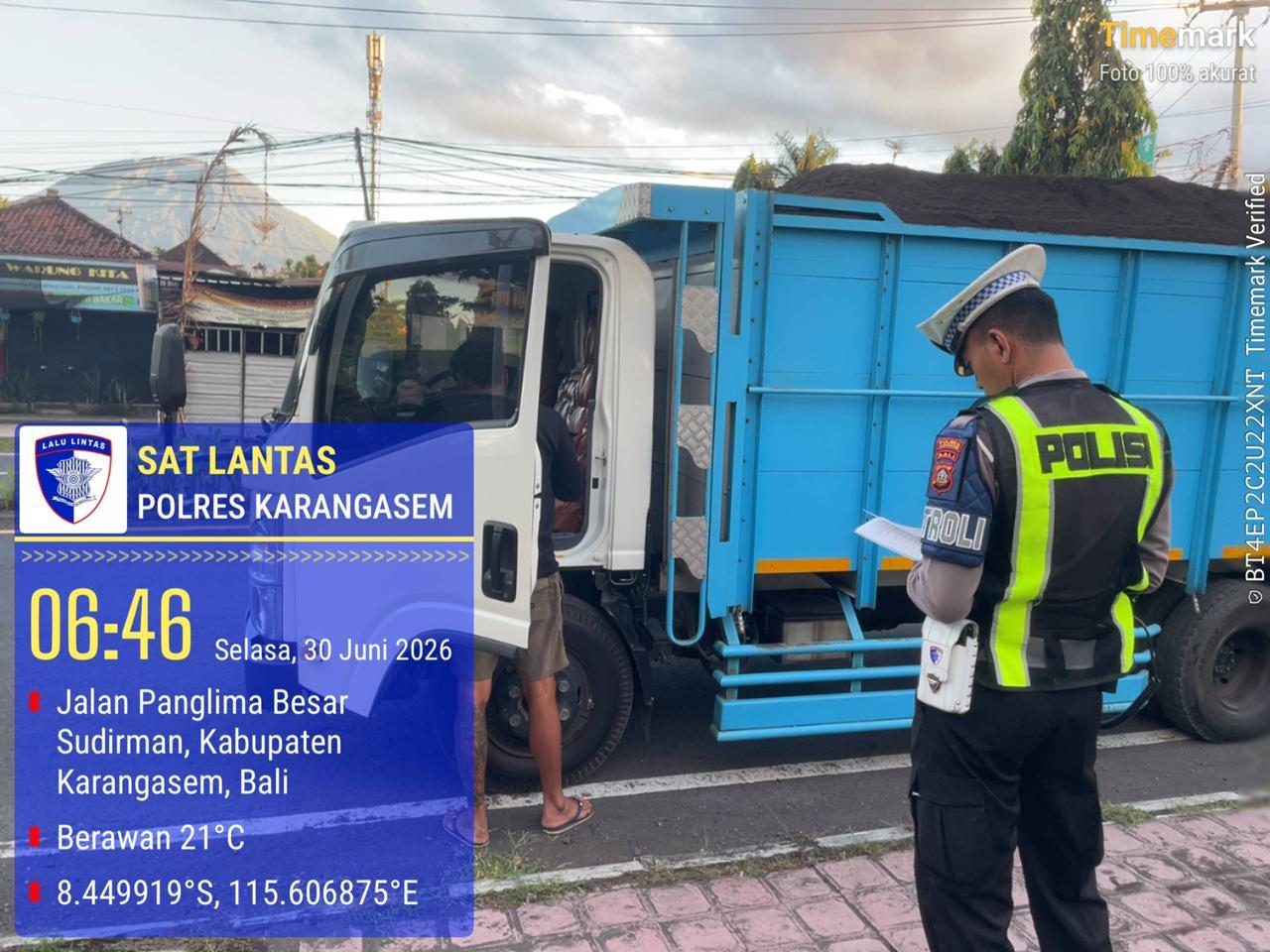 Tindak Truk Tanpa Terpal, Satlantas Polres Karangasem Intensifkan Tilang Manual