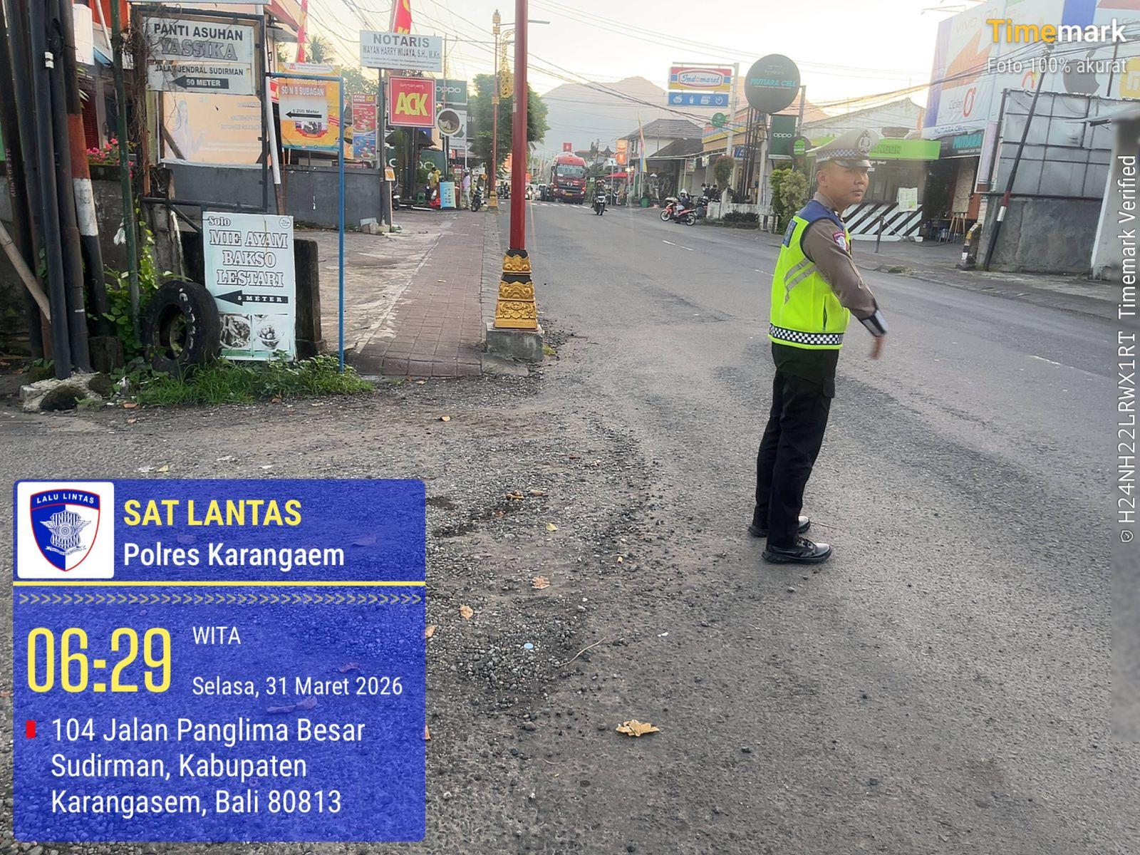 Pelayanan Prima Personil Lantas Dengan Melaksanakan Gatur Pagi Di Depan MAN Amlapura