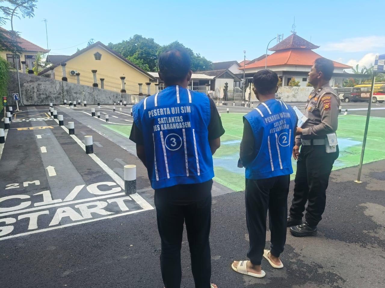 Pastikan Kelayakan dan Keselamatan Berkendara, Pemohon SIM Baru Jalani Uji Praktek di Polres Karangasem