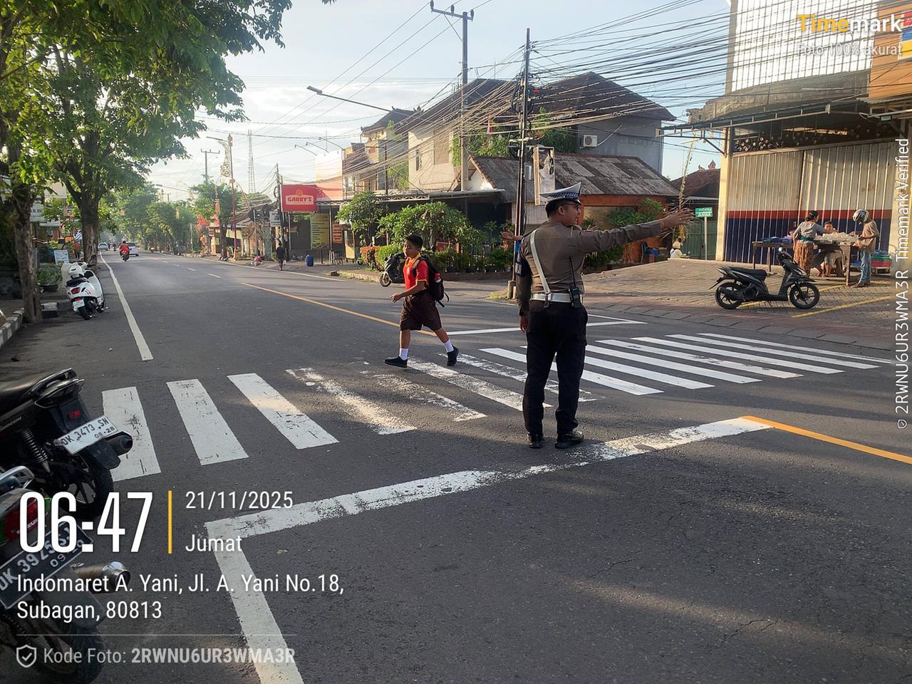 Polisi Sahabat Anak, Anggota Lantas Polres Karangasem Laksanakan Penyebrangan Pelajar SD Negeri 4 Subagan