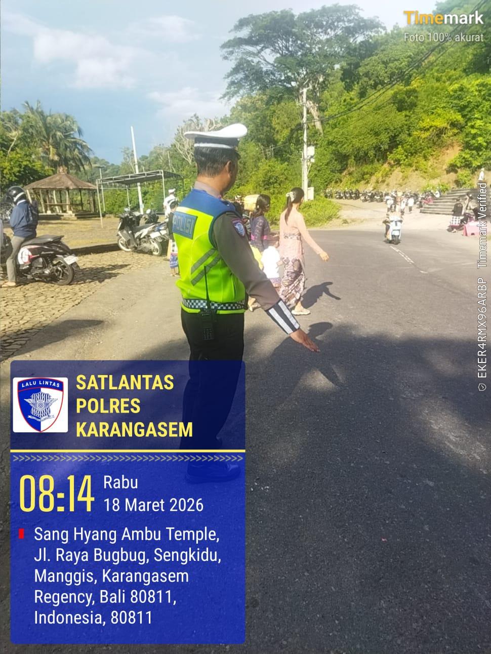 Satuan Lalulintas Polres Karangasem Melaksanakan Pengaturan dan Penjagaan Desa adat Bugbug  di Pura Melanting