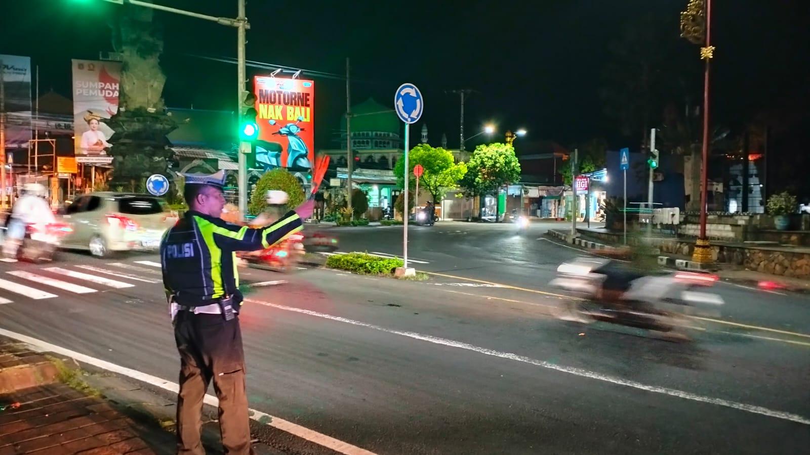  Demi Kelancaran Lalulintas, Unit Patroli Sat Lantas Melaksanakan Pengaturan di Malam Hari