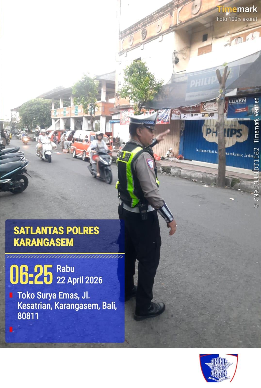 Utamakan Pejalan Kaki, Anggota Polres Karangasem Laksanakan Tugas Menyebrangkan Pejalan Kaki di Pasar Kesatriaan Amlapura