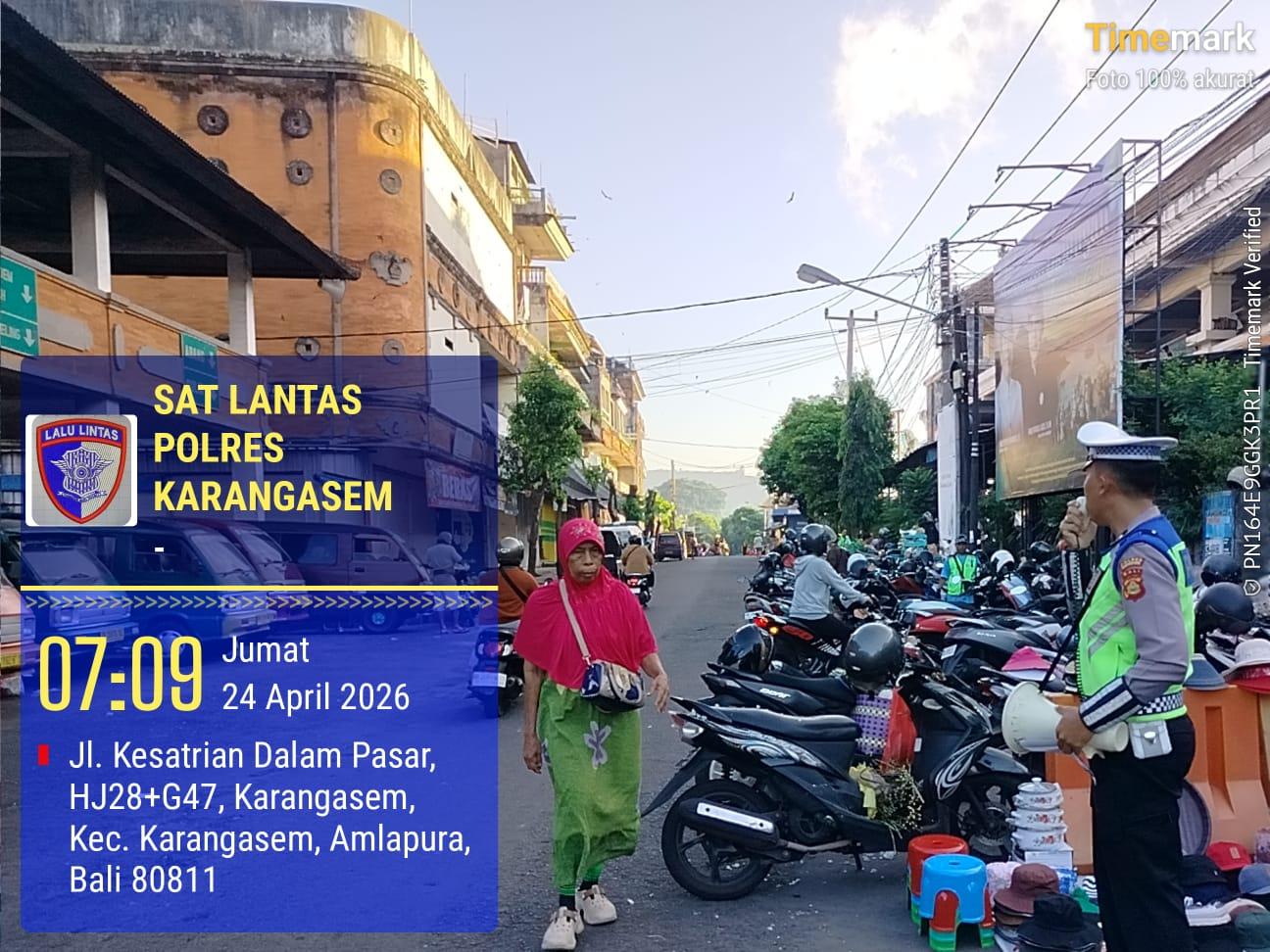 Anggota Kamsel Satuan Lalu Lintas Polres Karangasem Laksanakan Penerangan keliling di Pasar Timur Amlapura