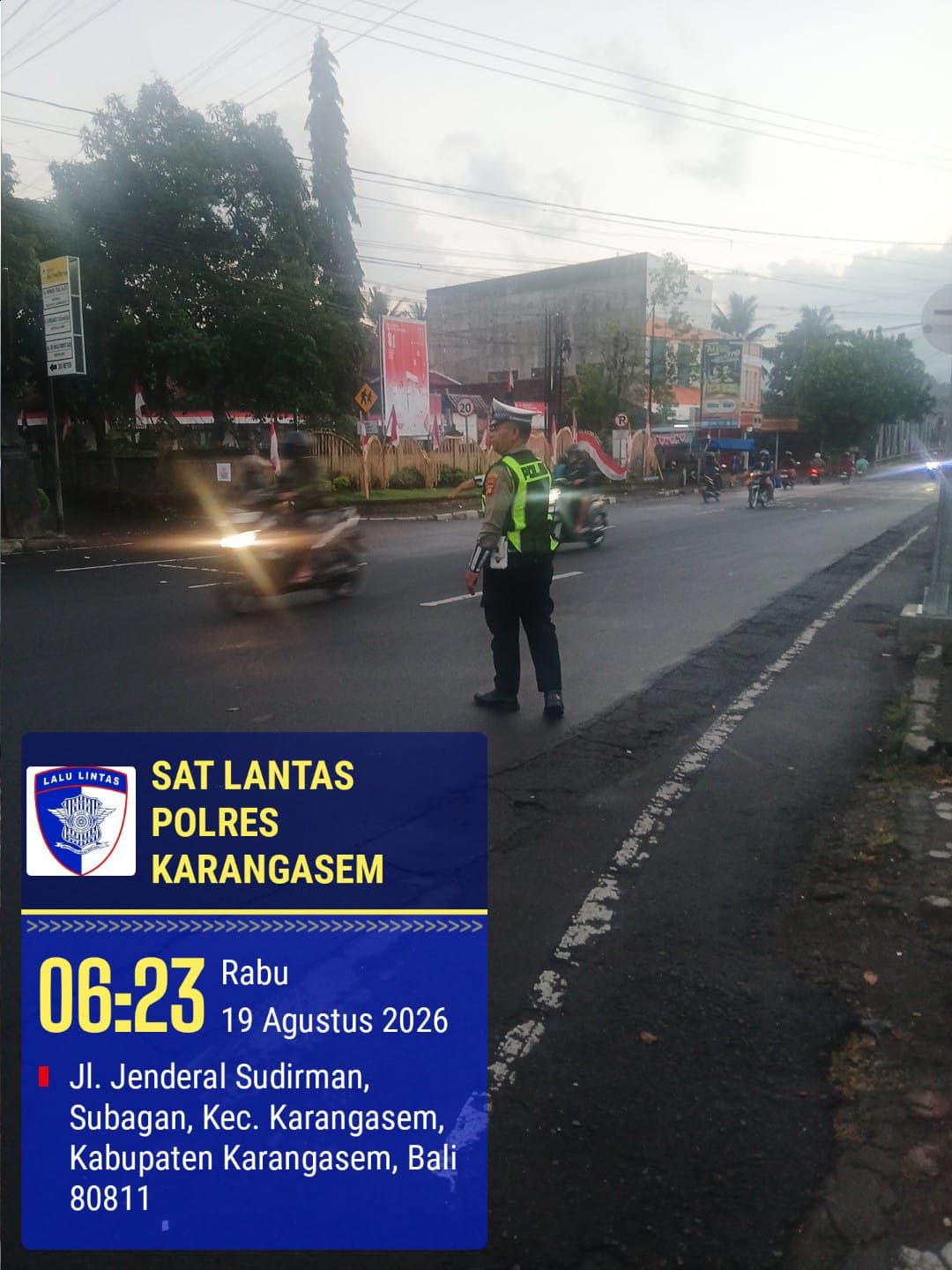 Personel Sat Lantas Polres Karangasem mengintensifkan penjagaan dan pengaturan arus lalu lintas di Simpang 3 Pesagi