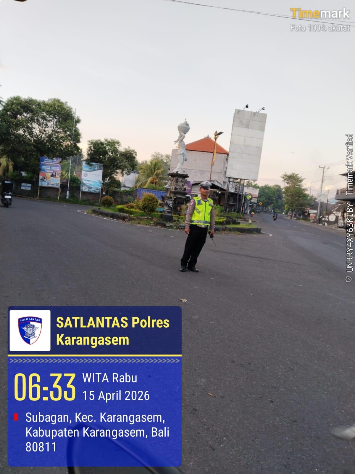 Unit Turjawali Sat Lantas melaksanakan Pengaturan dan Penjagaan di Pos 3 Patung Salak Jasri