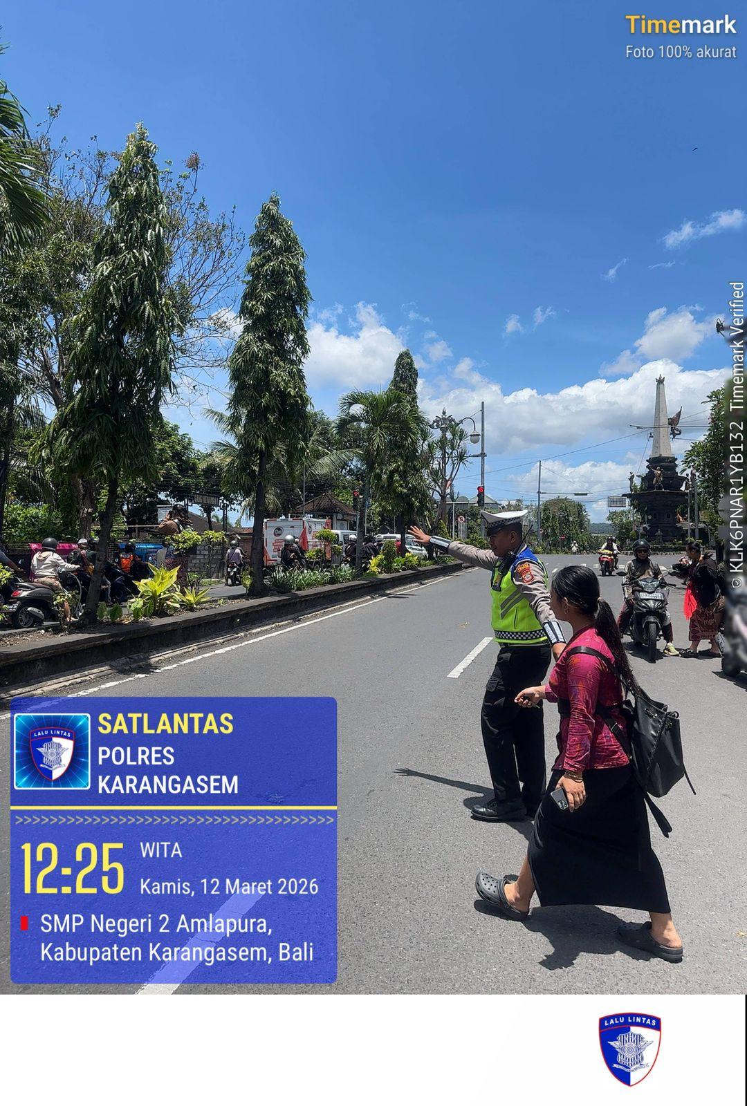Anggota Lantas Polres Karangasem Laksanakan Penyebrangan Pelajar SMP N 2 Amlapura