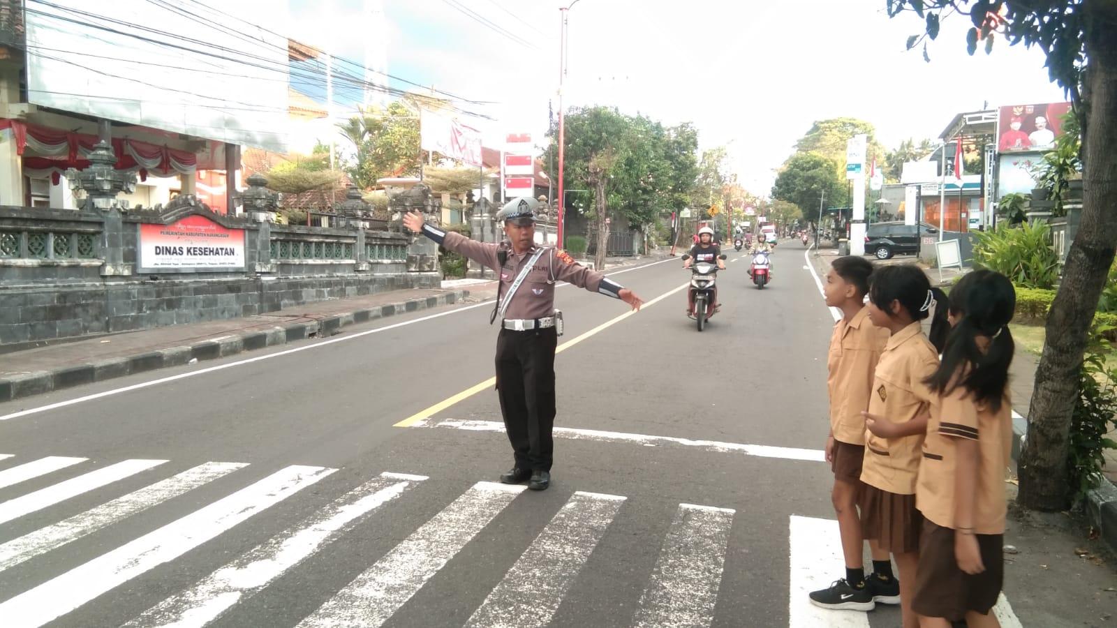 Cegah Kecelakaan Anak Sekolah Personil Lantas Laksanakan Penyebrangan di SD Negeri 3 Subagan