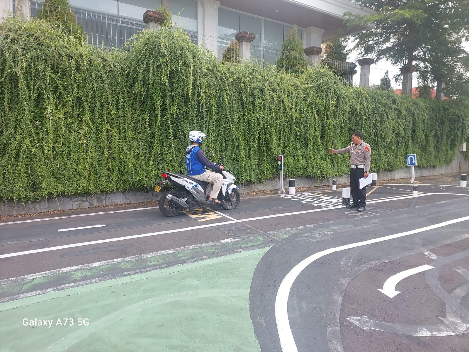 Personil Lantas Langsung Arahkan Dan Awasi Pelaksanaan Praktek Uji Kemahiran Mengemudi Bagi Pemohon SIM Baru