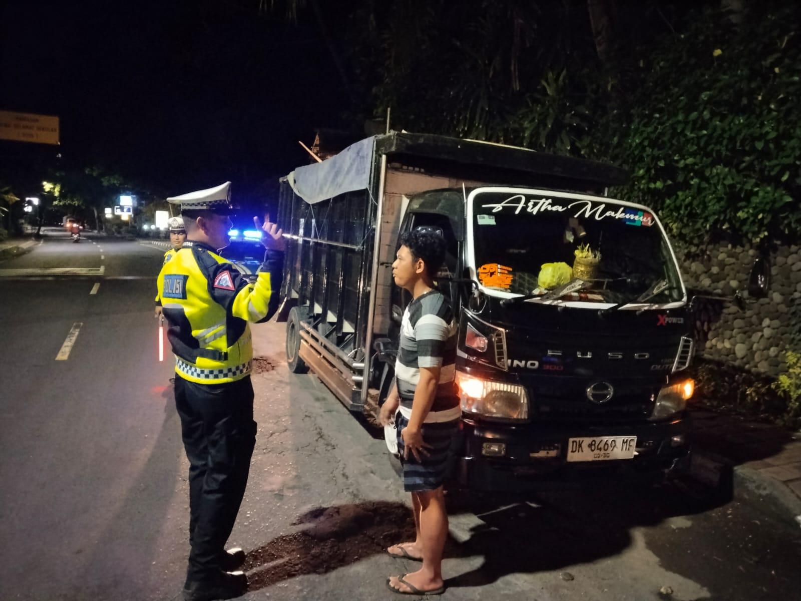 Atensi Para Sopir Truk, Satlantas Polres Karangasem Himbau Tidak Parkir di Bahu Jalan