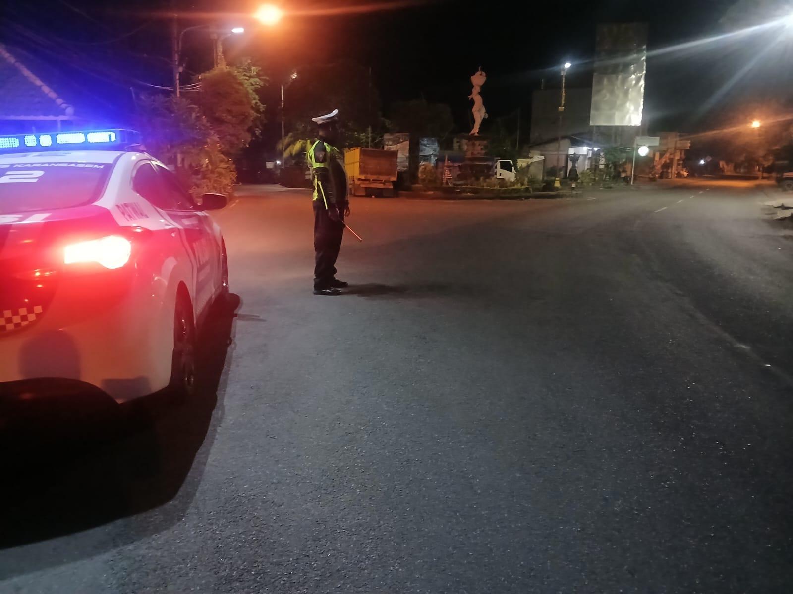 Demi Kelancaran Lalulintas, Unit Patroli Sat Lantas Melaksanakan Pengaturan di Malam Hari