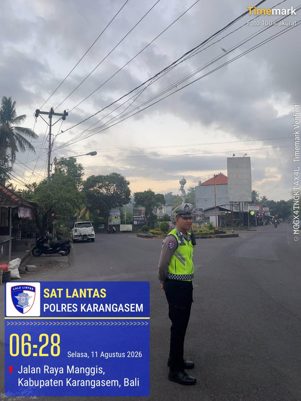 Personel Sat Lantas melaksanakan Pengaturan dan Penjagaan di Pos 3 Patung Salak Jasri