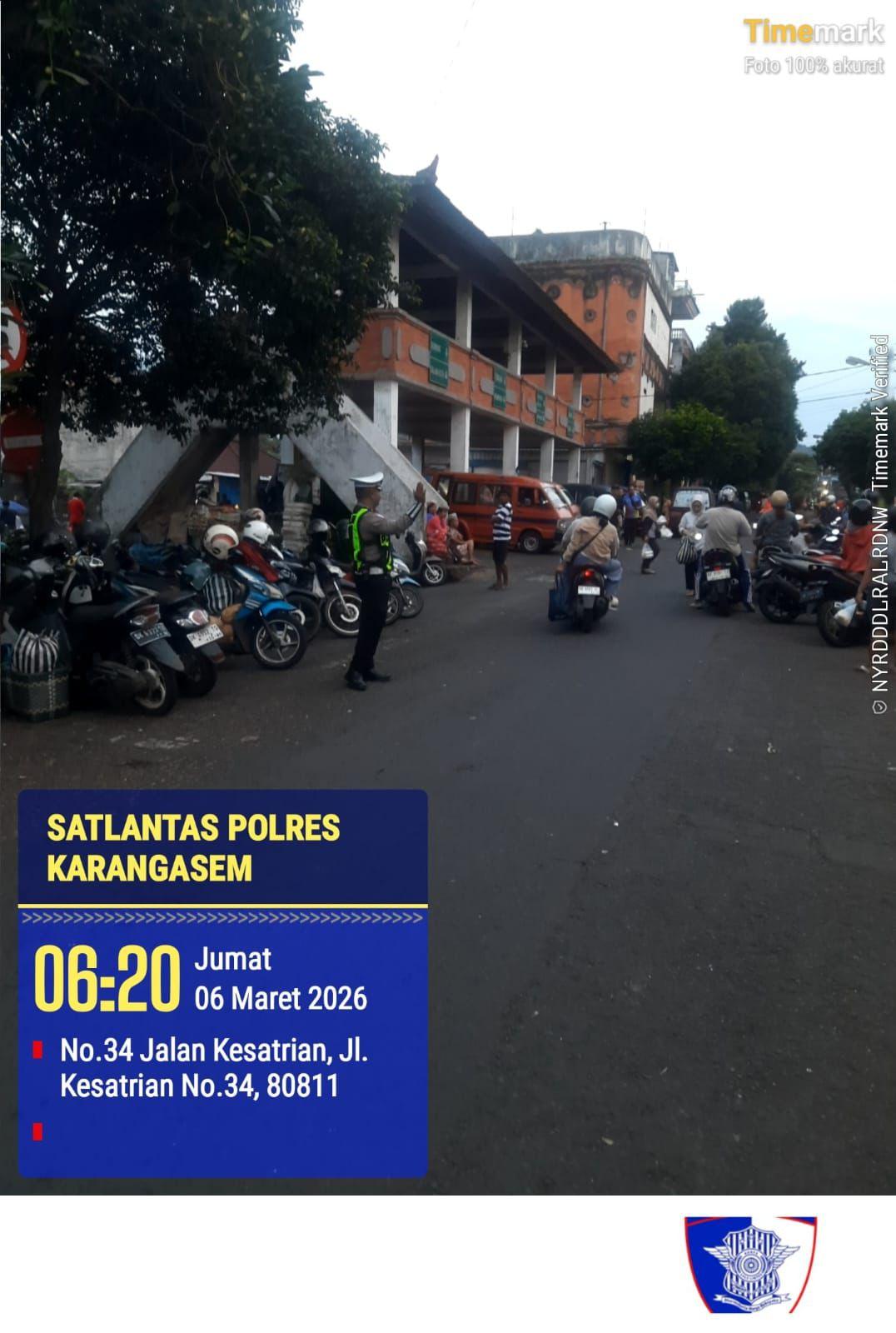 Pasar Timur Amlapura terpantau Landai Lancar dengan adanya Sat Lantas Polres Karangasem