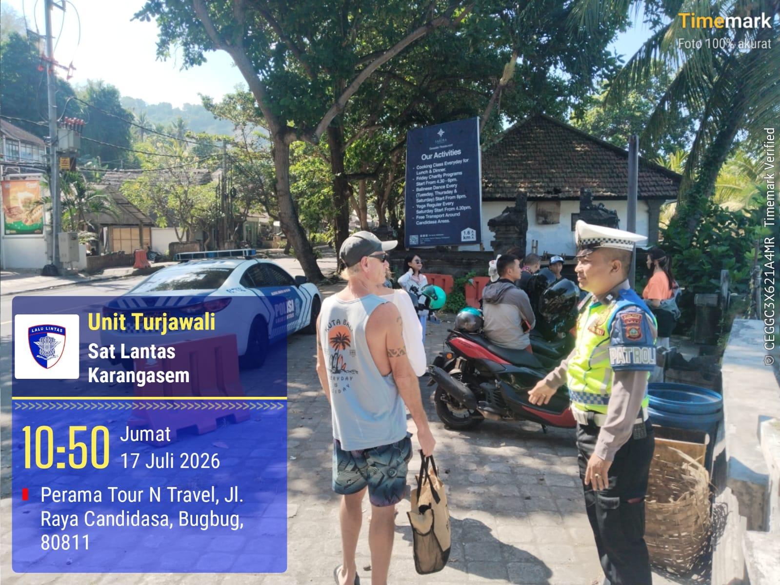 Ciptakan Rasa Nyaman dan Aman terhadap Tamu Asing, Sat Lantas Laksanakan Pengaturan di Obyek Wisata Candidasa