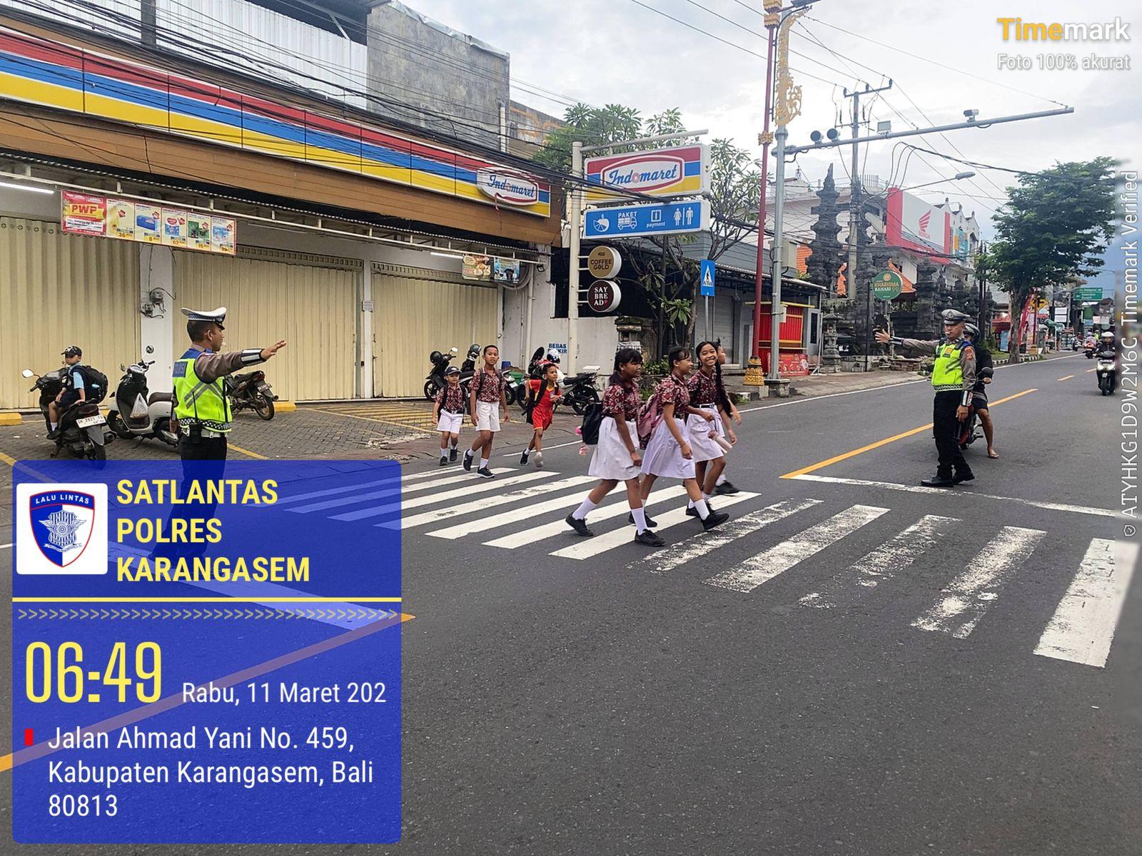 Anggota Lantas Polres Karangasem Laksanakan Penyebrangan Pelajar SD Negeri 4 Subagan