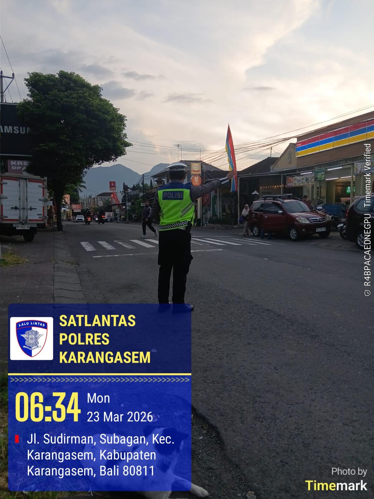 Anggota Lantas Polres Karangasem Laksanakan Gatur Pagi di Simpang Tiga BTN Taman Asri Karangasem