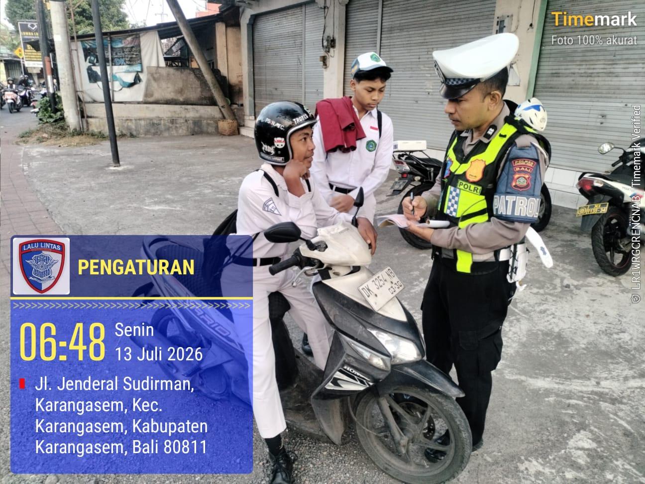 Satlantas Polres Karangasem Berikan Teguran dan Tilang Manual Terhadap Pelajar di Jalan Sudirman Amlapura