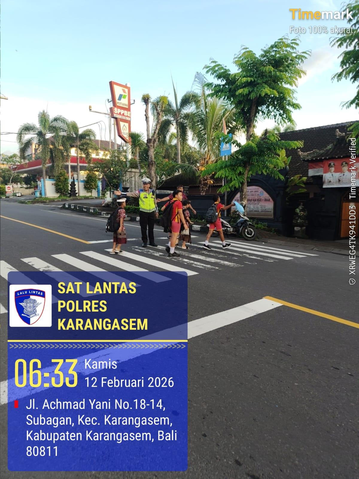 Polisi Sahabat Anak, Anggota Lantas Polres Karangasem Laksanakan Penyebrangan Pelajar SD Negeri 4 Subagan