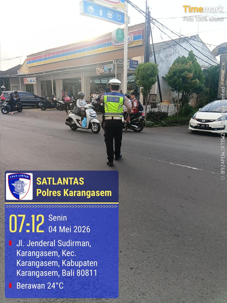 Personil Lantas Laksanakan Tugas Gatur Di BTN Taman Asri Karangasem Agar Arus Lalin Aman Lancar terkendali