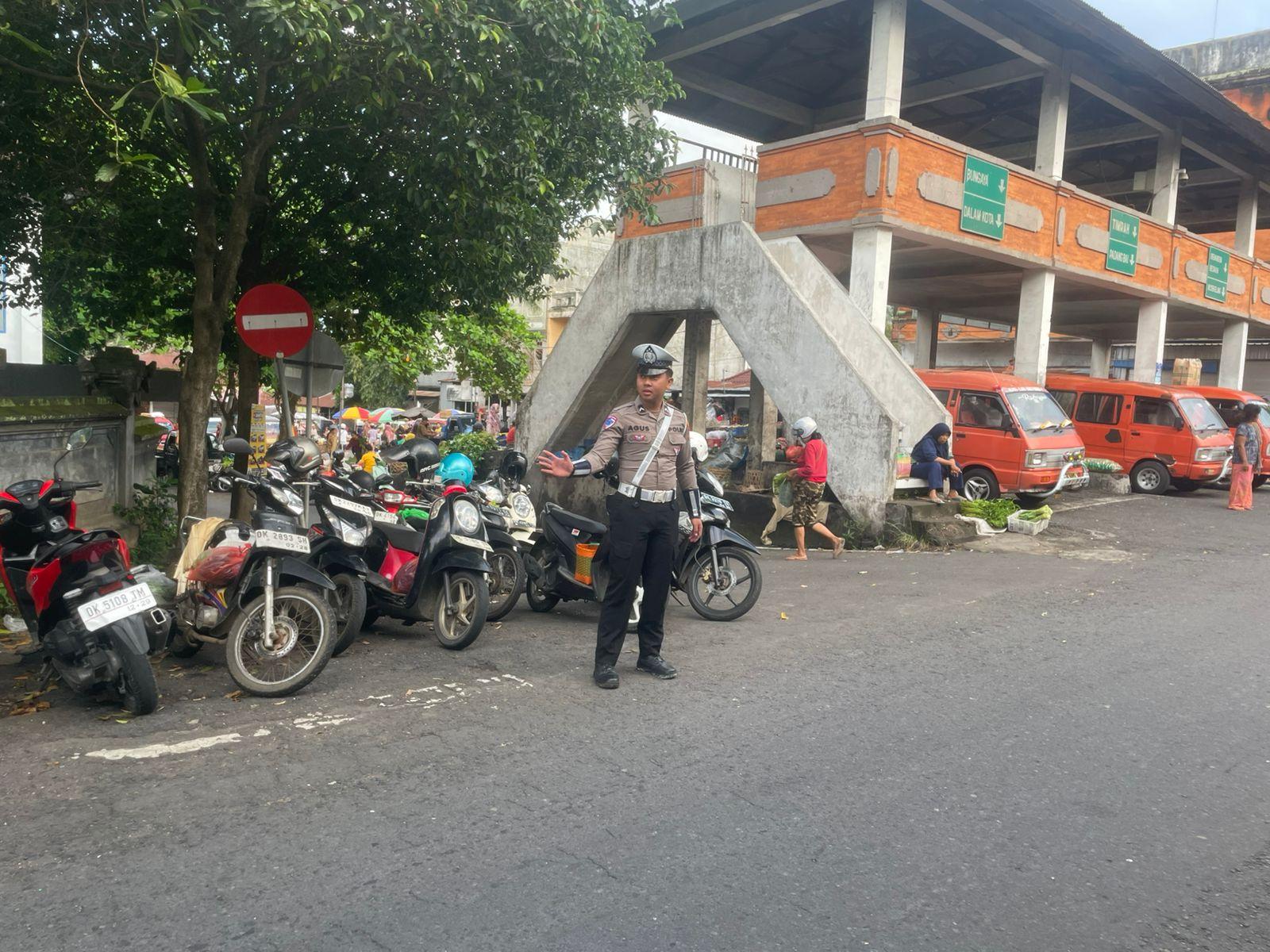 Sat Lantas laksanakan Pengaturan di Pasar Amlapura