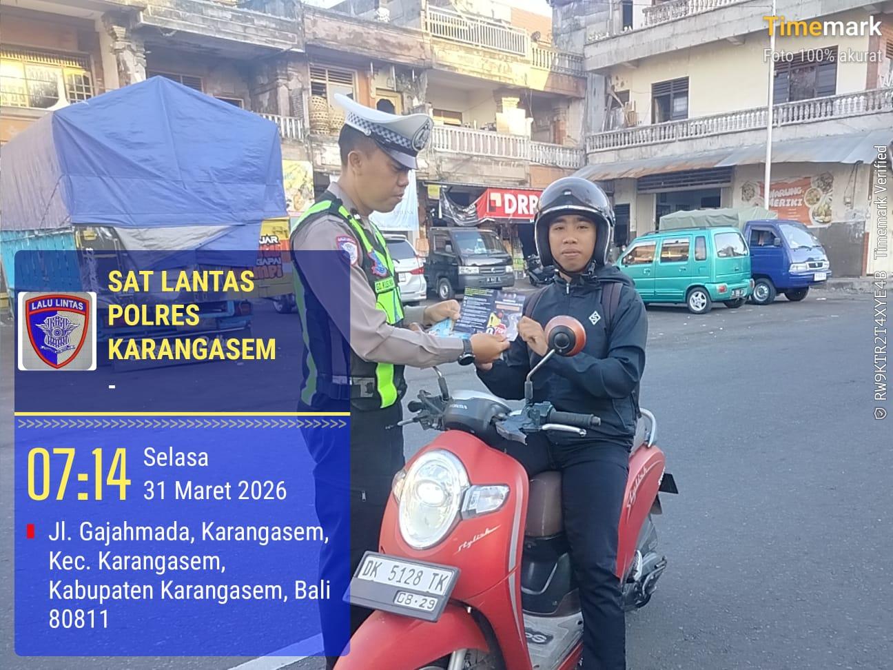 Anggota Kamsel Satuan Lalu Lintas Polres Karangasem Laksanakan Penerangan keliling di Pasar Timur Amlapura