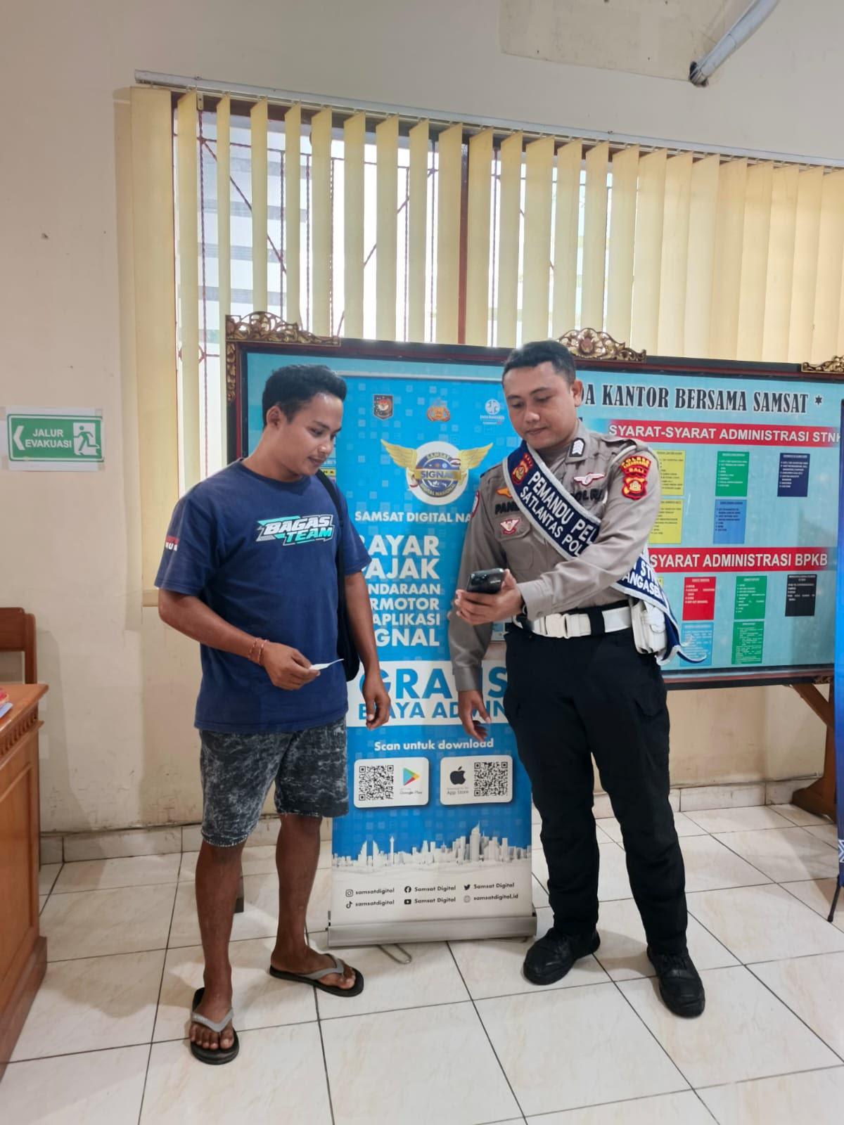 Polres Karangasem Ajak Masyarakat Gunakan Aplikasi SIGNAL untuk Bayar Pajak Kendaraan Secara Online