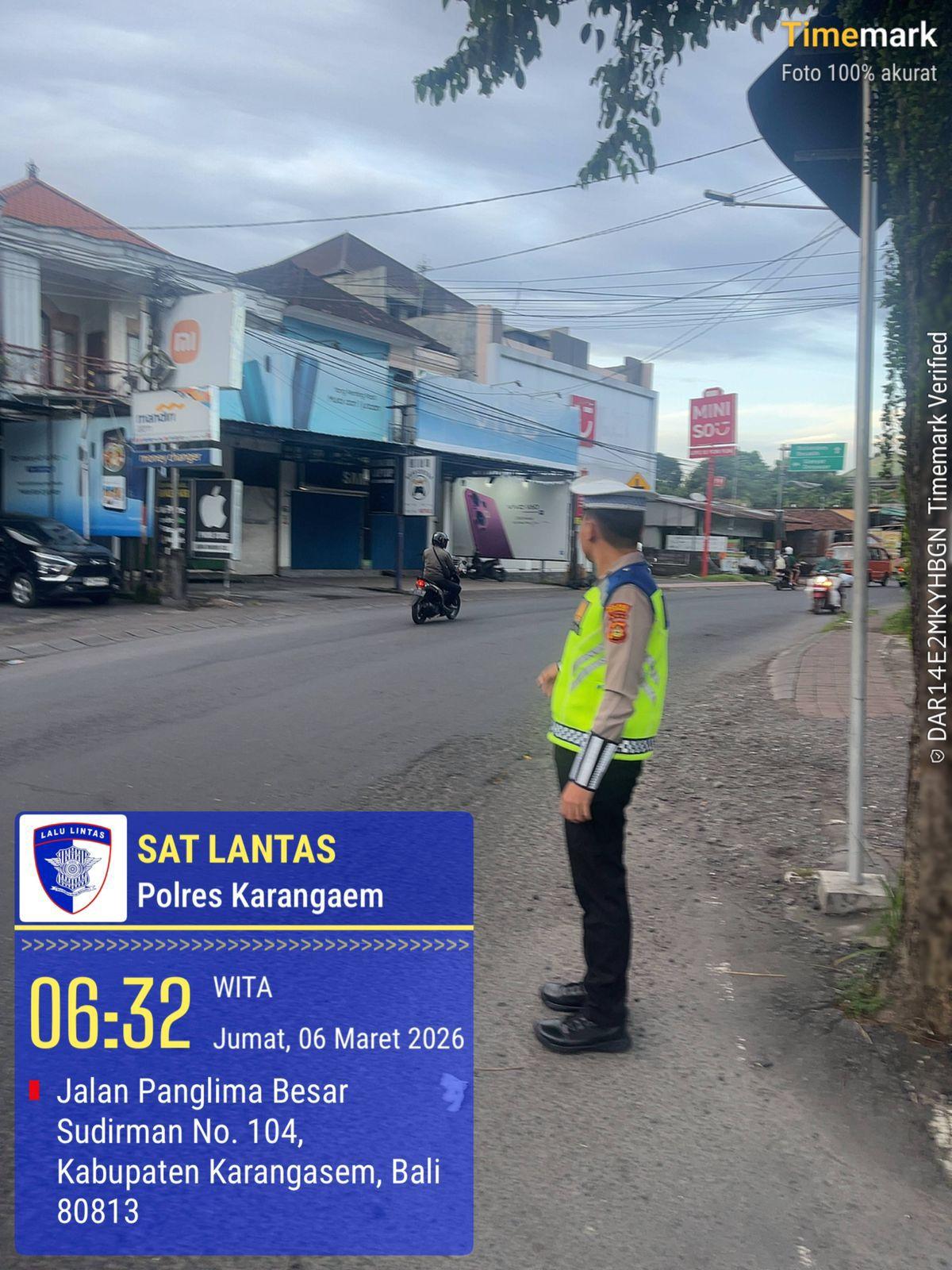 Pelayanan Prima Personil Lantas Dengan Melaksanakan Gatur Pagi Di Depan MAN Amlapura