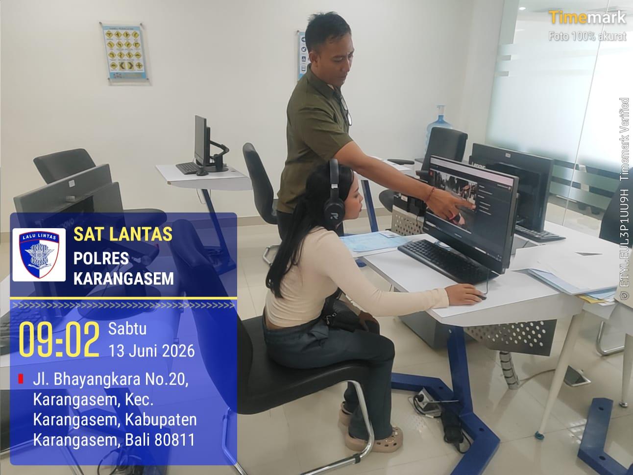 Anggota Satpas Polres Karangasem Laksanakan Ujian Audio Viusal Komputerisasi Bagi Pemohon SIM Baru