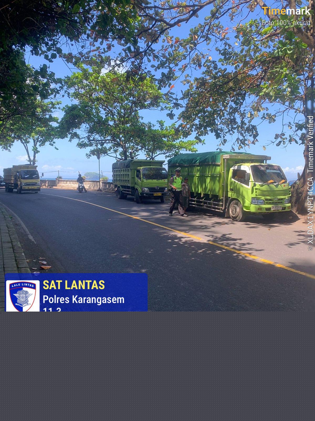 Satlantas Polres Karangasem Berikan Himbauan Parkir Truk di Obyek Wisata Candidasa