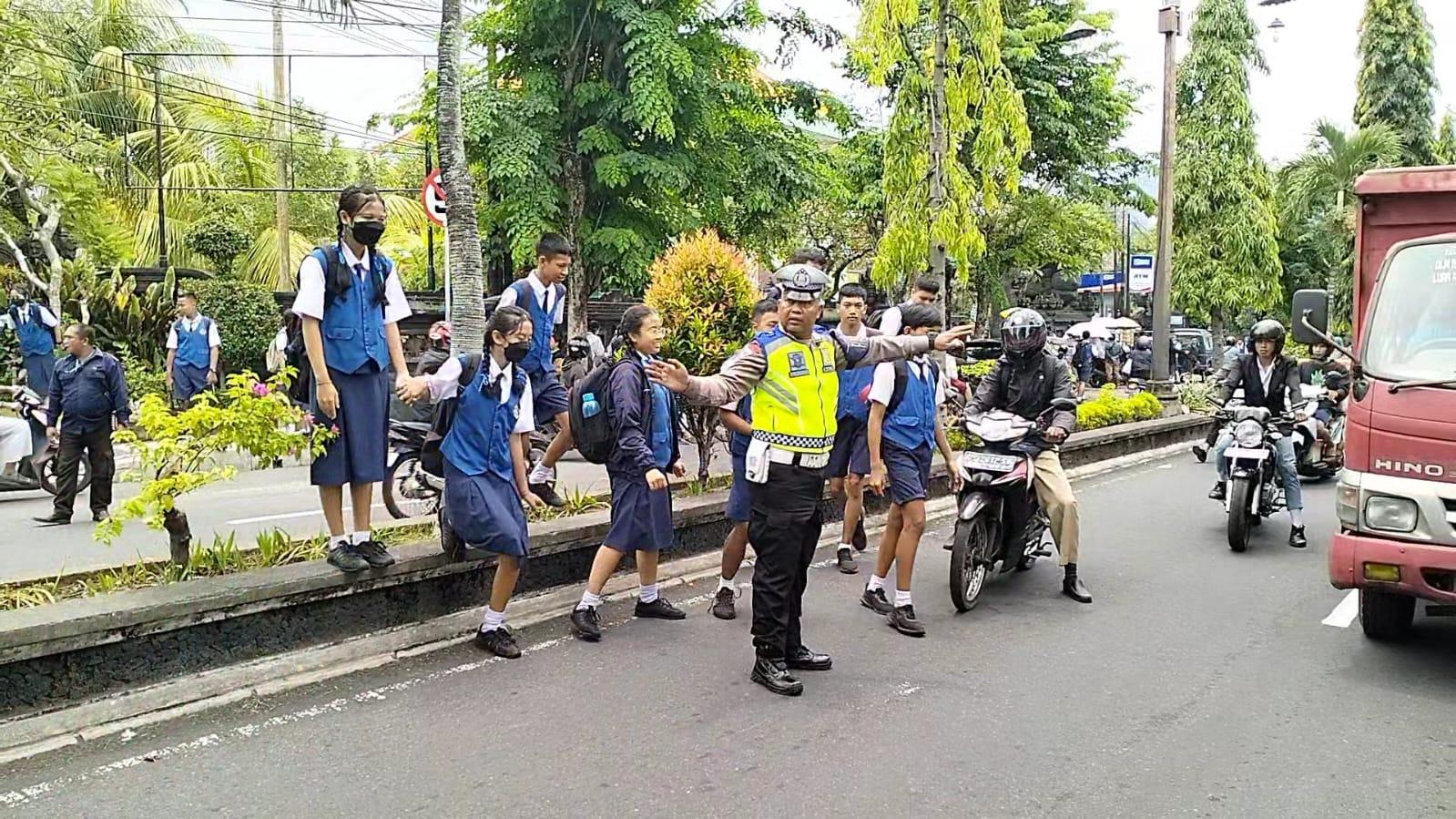 Anggota Lantas Polres Karangasem Laksanakan Penyebrangan Pelajar SMP N 2 Amlapura