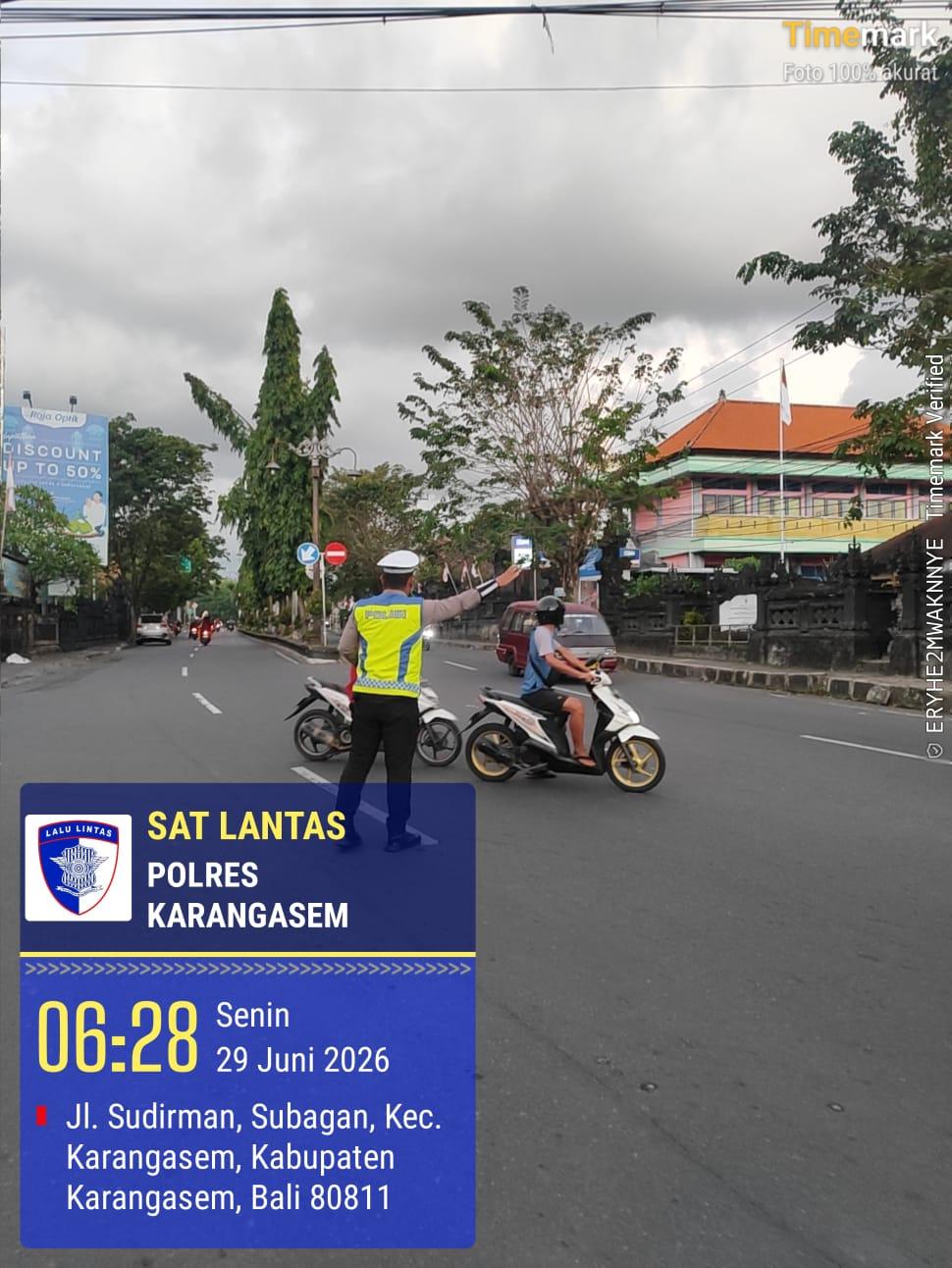 Personel Sat Lantas Polres Karangasem mengintensifkan penjagaan dan pengaturan arus lalu lintas di Simpang 3 Pesagi