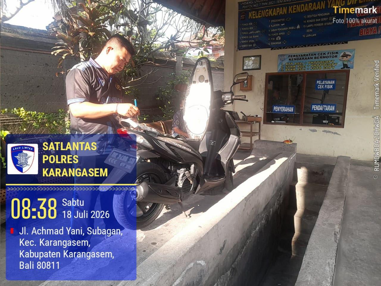 Pelayanan Gosok Mesin di Laksanakan Petugas Sat Lantas di SAMSAT Karangasem