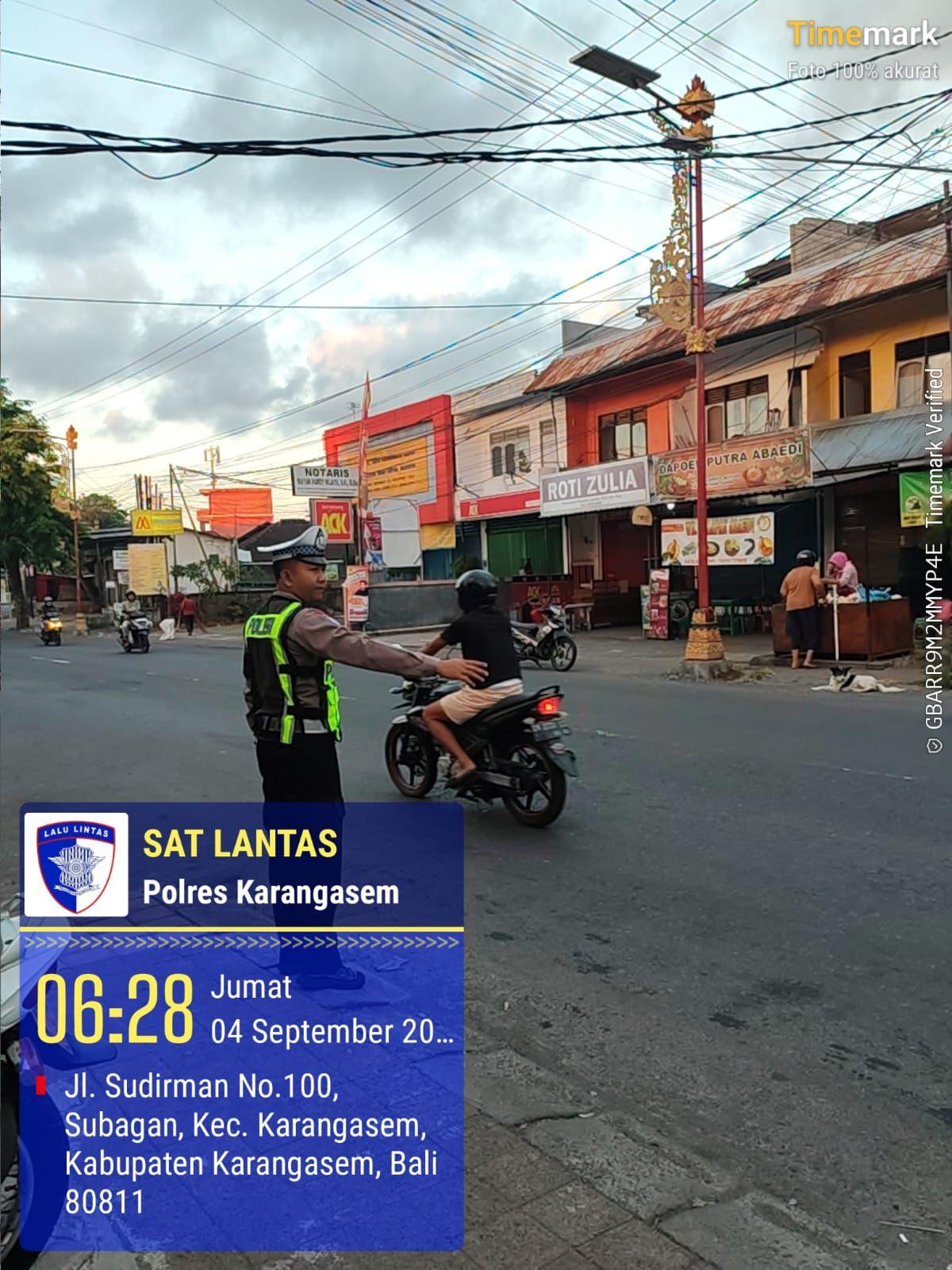 Anggota Lantas Polres Karangasem Laksanakan Gatur Pagi di Simpang Tiga BTN Taman Asri Karangasem