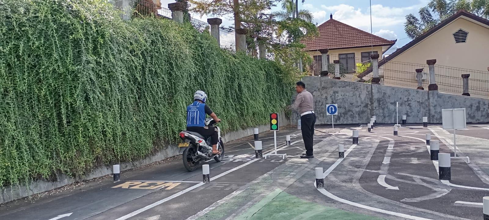 Personil Lantas Langsung Arahkan Dan Awasi Pelaksanaan Praktek Uji Kemahiran Mengemudi Bagi Pemohon SIM Baru