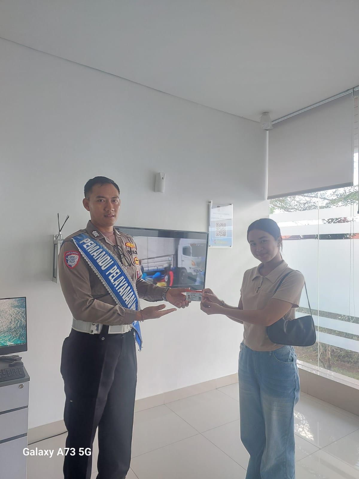Penyerahan SIM terhadap pemohon SIM di Satpas Polres Karangasem