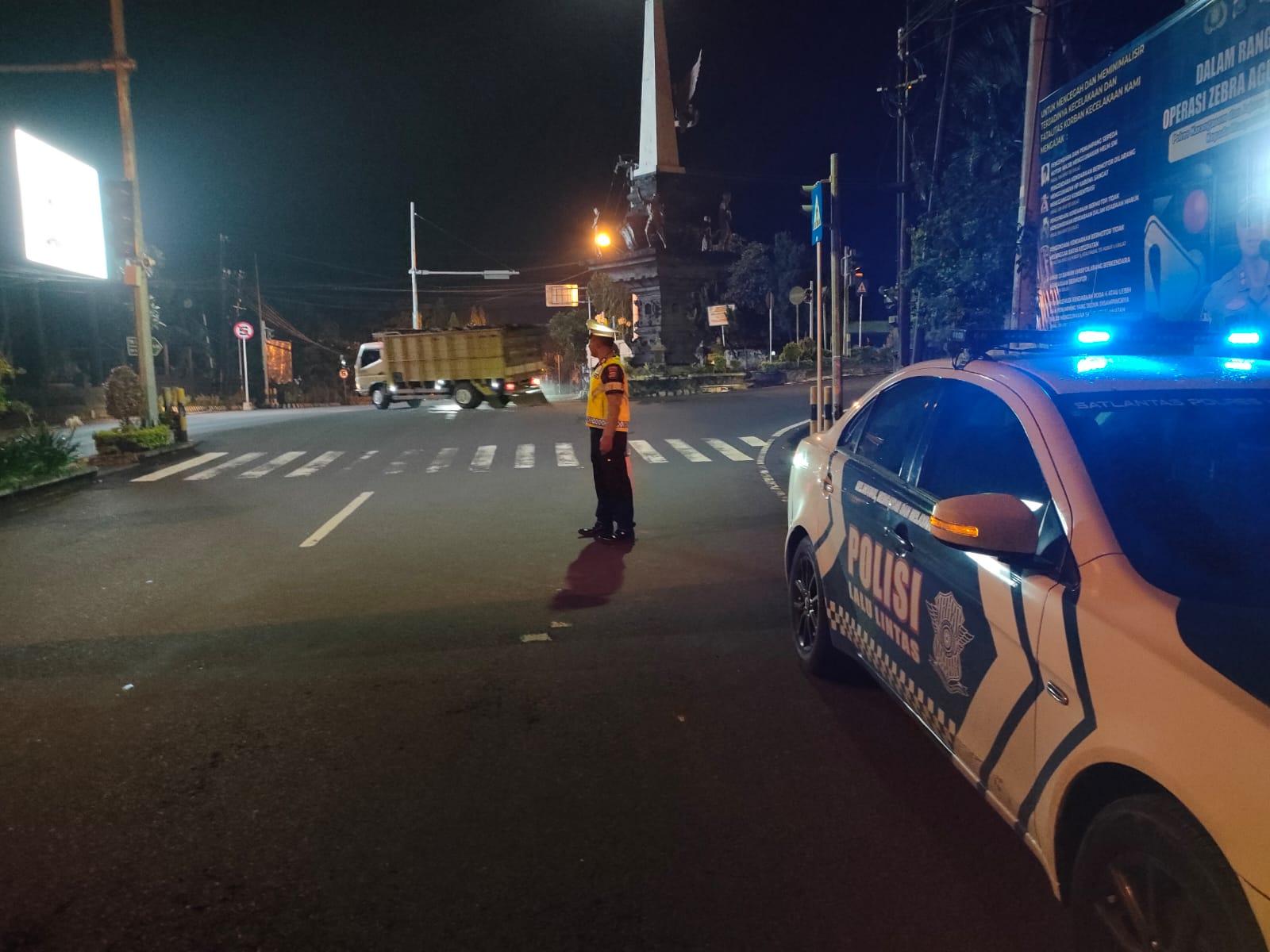  Hindari Kecelakaan di Malam Hari, Sat Lantas Melaksanakan Pengaturan