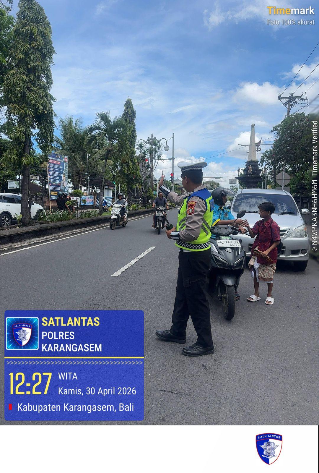 Anggota Lantas Polres Karangasem Laksanakan Penyebrangan Pelajar SMP N 2 Amlapura